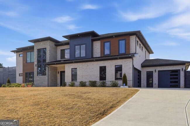 Building Photo - 556 Versailles Dr