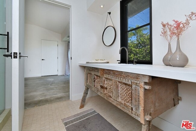 Building Photo - 2145 Linda Flora Dr