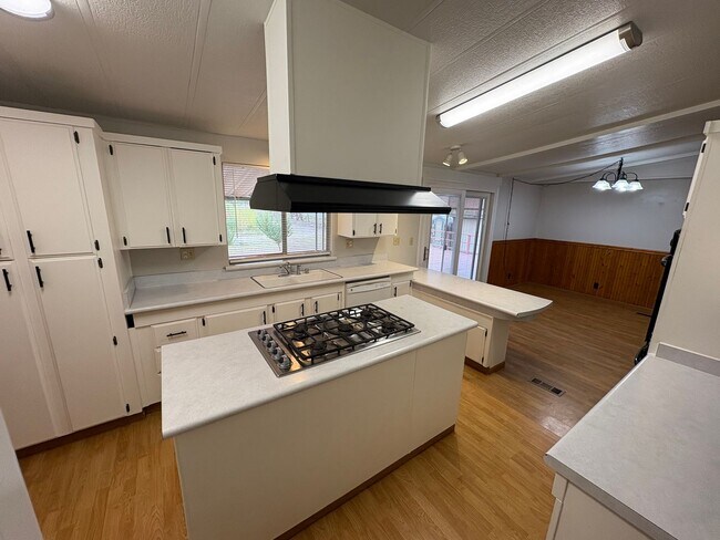 Building Photo - Pleasant Country Home Available Now!