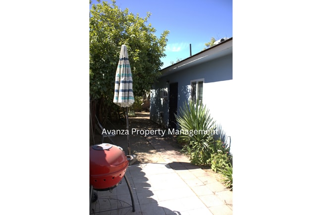 Building Photo - Studio unit (1 Bed) for Rent  Rent: $950 (All utilities included) Deposit: $1,500 Available: 10/0...