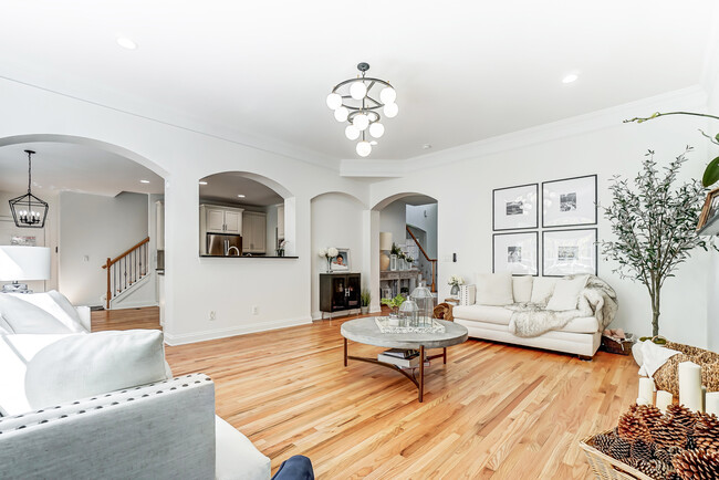 Building Photo - 1024 Patricians Ln