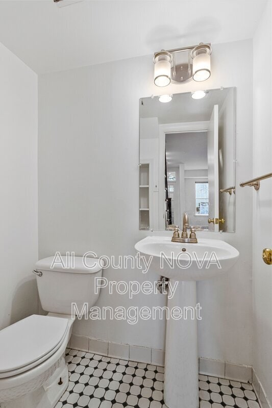 Building Photo - 123 E St SE