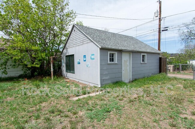 Building Photo - 506 E 7th St