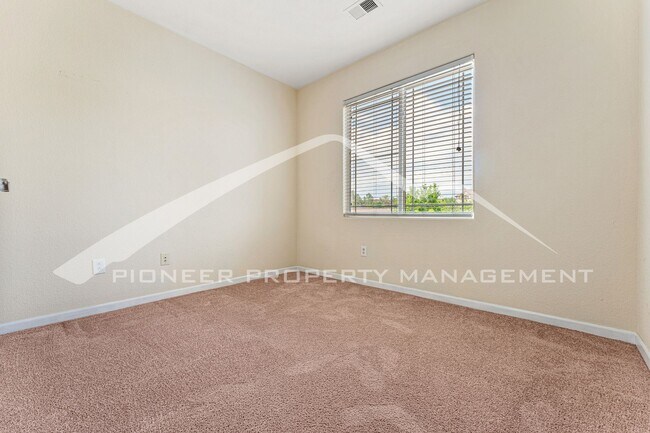 Building Photo - Charming condo with Central AC and 1 Car G...
