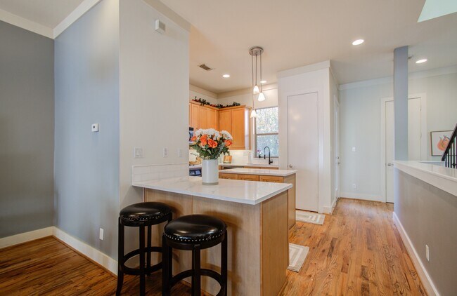 Building Photo - 5222 Lillian St