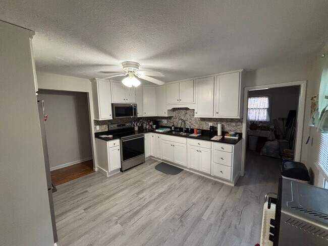 Building Photo - Beautiful Move in ready House!