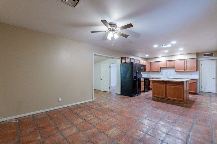 Building Photo - 1025 W 12th Pl