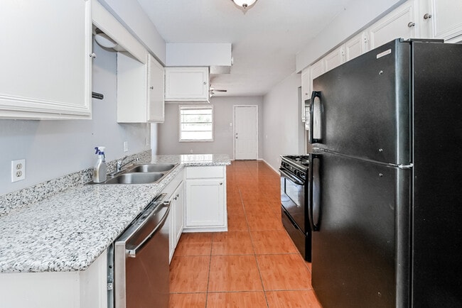 Building Photo - 7126 Kings Dr