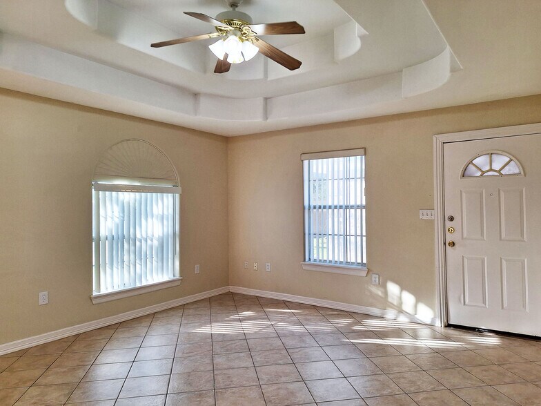 Building Photo - 2118 Aruba Dr