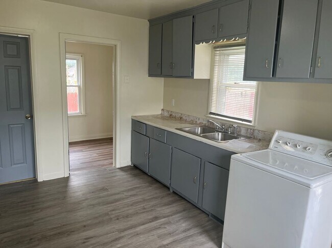 Building Photo - 8242 Maxwell Ave