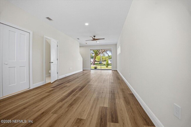 Building Photo - 206 W Fox St