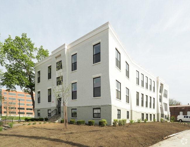 Building Photo - 487 Nott St