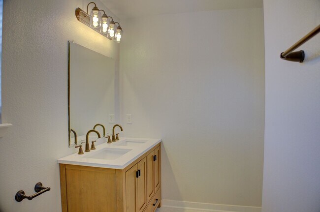 Building Photo - Coming Soon! 3 bed/2 bath!