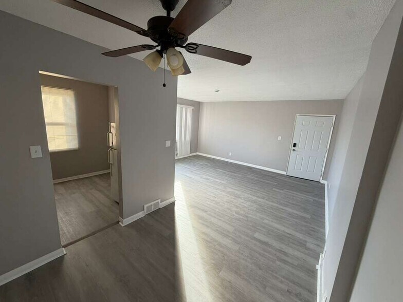 Building Photo - 1500 Luxor Rd