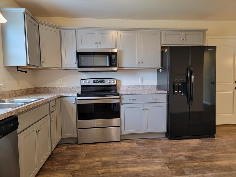 Building Photo - 726 Farmwood Ln