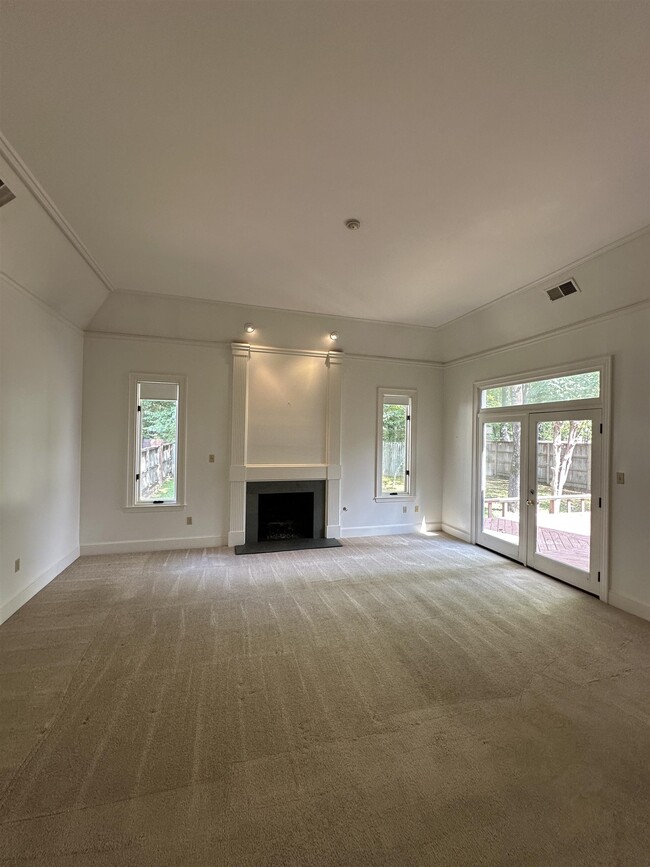 Building Photo - 320 River Oaks Rd N