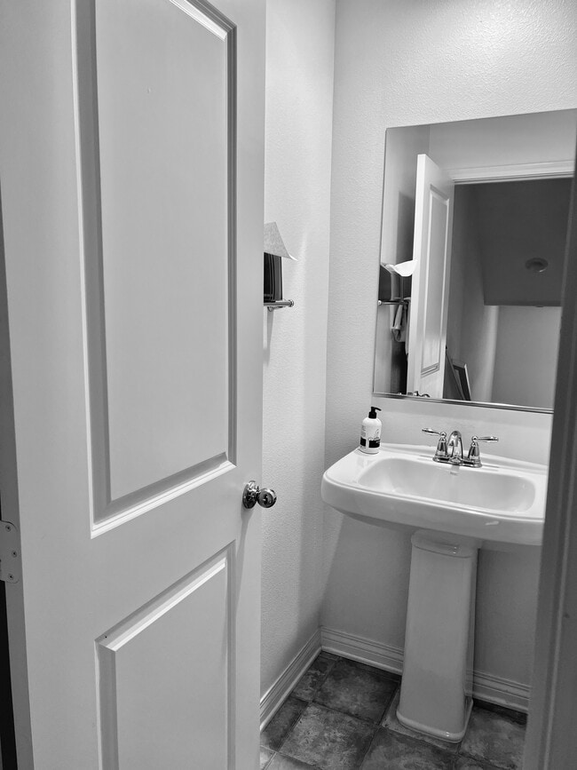 Building Photo - 511 Finch Ln