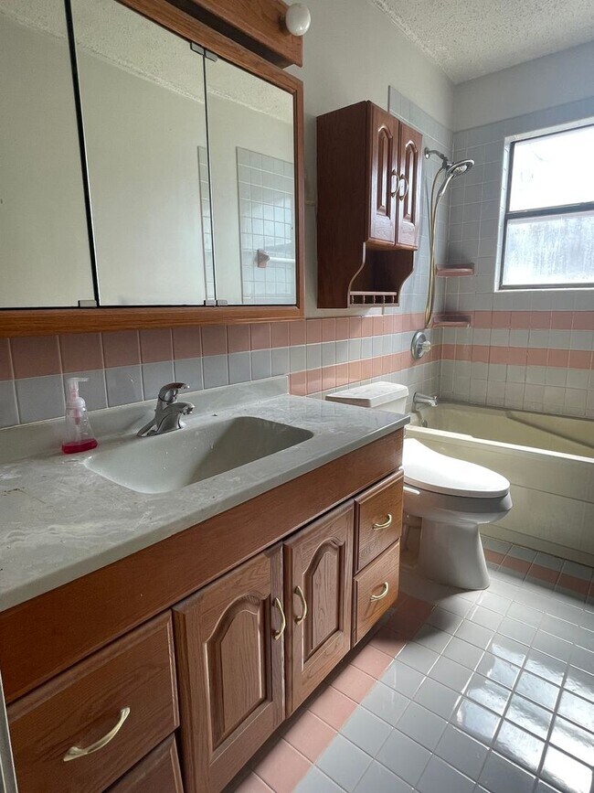 Building Photo - Cute remodeled 3Bd 1.5 bath