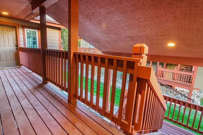 Building Photo - Furnished! Updated 3bed/3bath! 1 car garage! Heat included! Flexible lease terms!