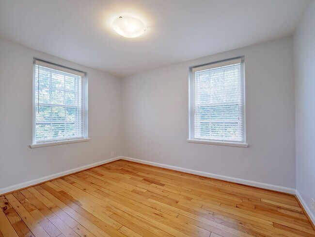Building Photo - Sunny & Renovated 2BR 1BA in NW DC McLean Gardens Oasis!