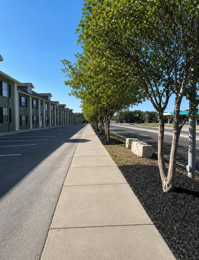 Building Photo - 1504 Broadmoor Dr