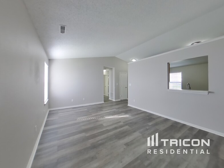 Building Photo - 701 Millbrook Dr