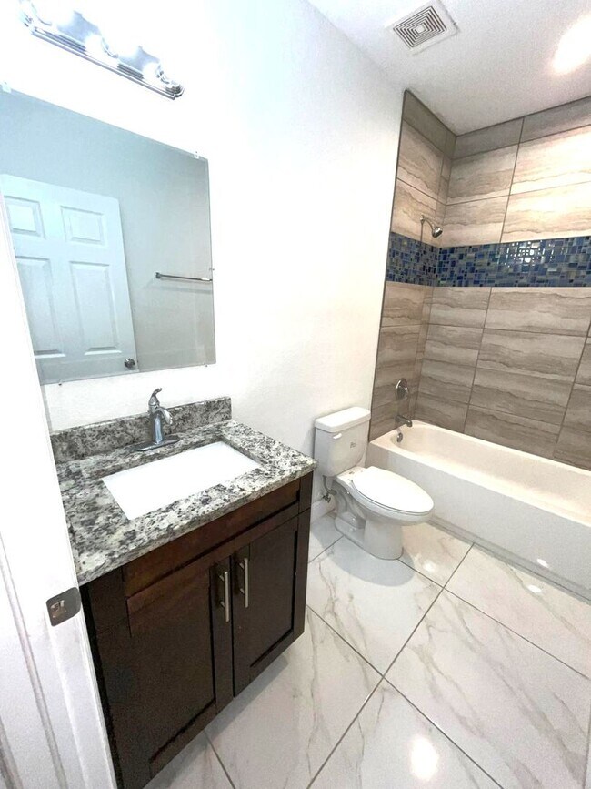 Building Photo - Great Location-Large 2/2/1 + DEN Duplex