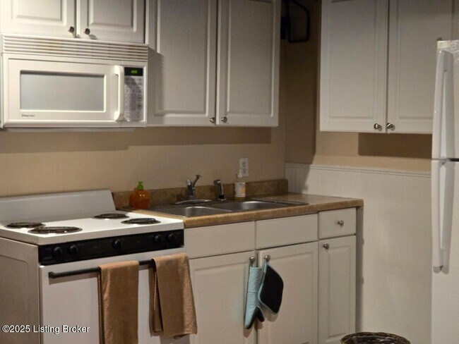 Building Photo - 126 S Sherrin Ave