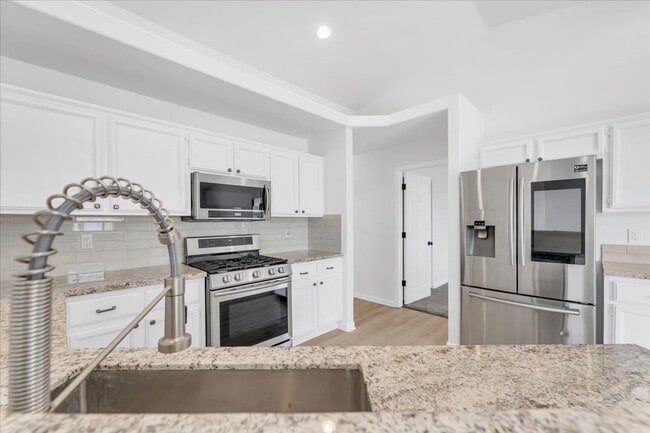 Building Photo - Cute corner lot 3 bed/ 2 bath
