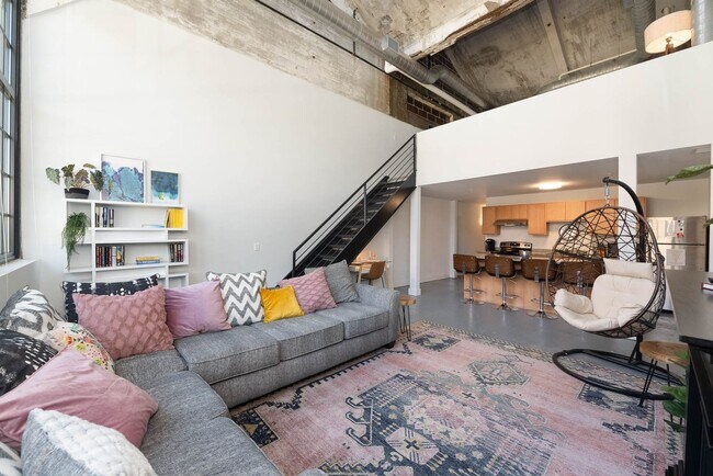 Building Photo - 2 Bedroom 2 Bath Loft Along the Little Mia...