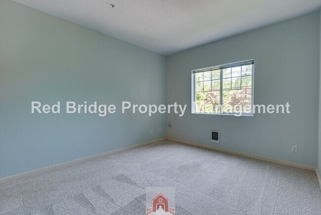 Building Photo - 10834 NE Holly St