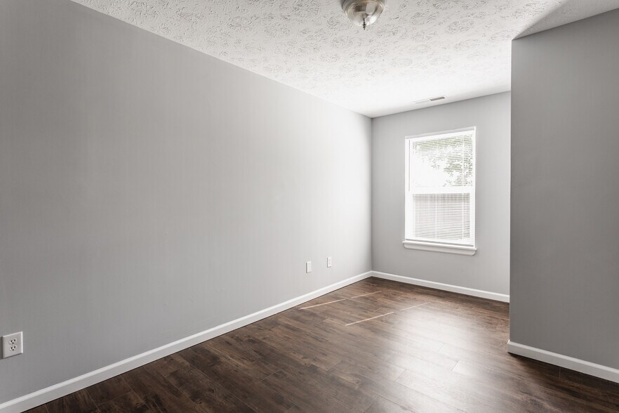 Building Photo - 2329 N Kenwood Ave