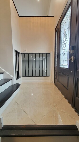 Building Photo - 15 Windsor Rd