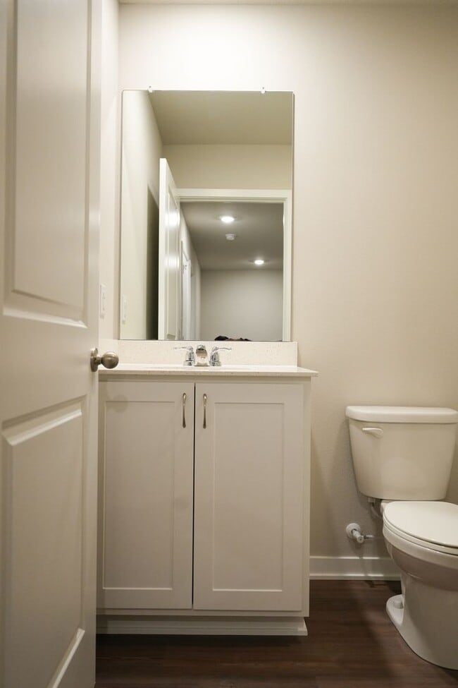 Building Photo - Available April 1st!! Townhome!! Near to I...