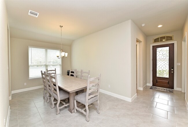 Building Photo - 5835 Euclid Loop