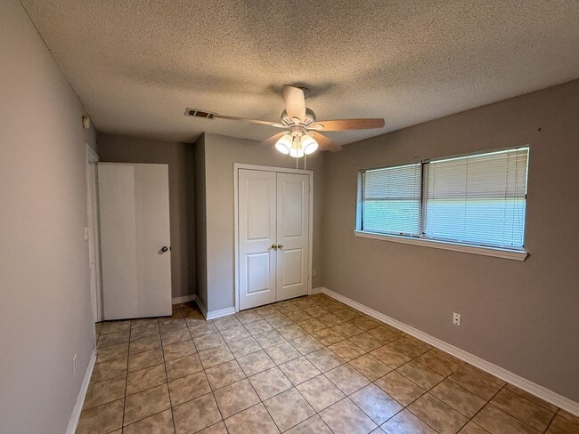 Building Photo - 3 bedroom 1.5 bath home with bonus room av...