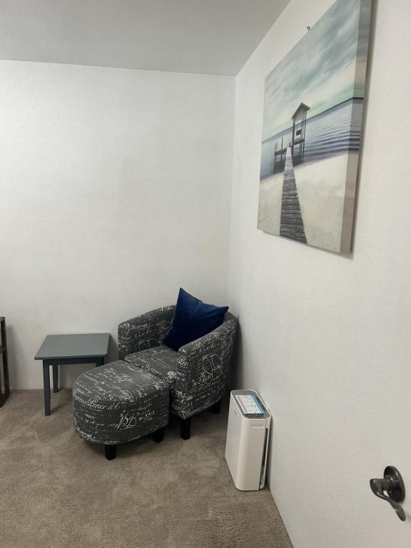 Building Photo - 2215 Poplar Dr