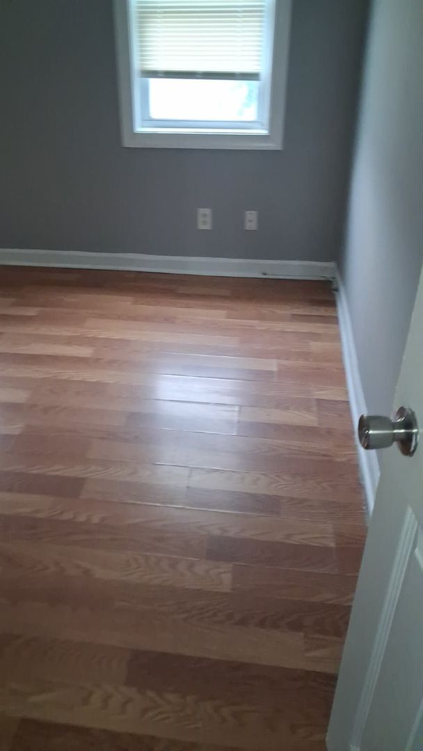 Building Photo - Three Bedroom One Bathroom Ready For ASAP Move In