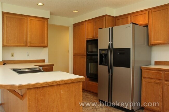 Building Photo - 4 Bed, 3 Bath  Home w/ 1 Bed and 1 Full Bath on Main  Near Bethany/Rock Creek