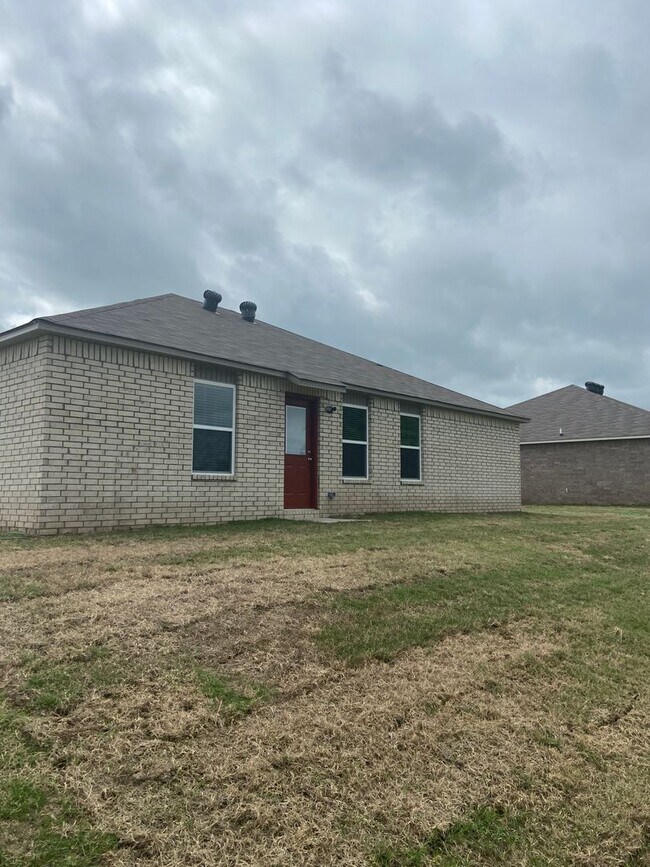 Building Photo - *Pre-leasing* Three Bedroom | Two Bath Hom...