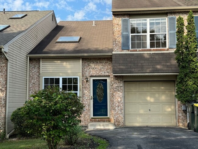 THREE BEDROOM w Finished Basement- PARKLA... - THREE BEDROOM  w Finished Basement- PARKLA...