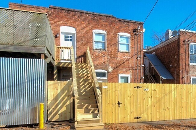 Building Photo - 2621 W Cary St