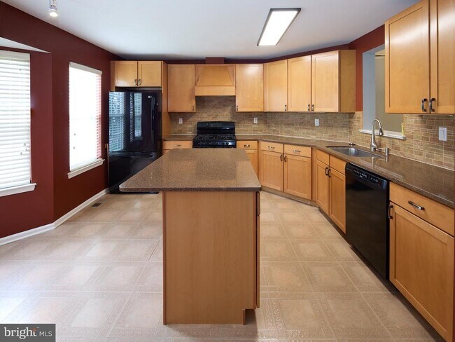 Building Photo - 3604 N Carriage Ct