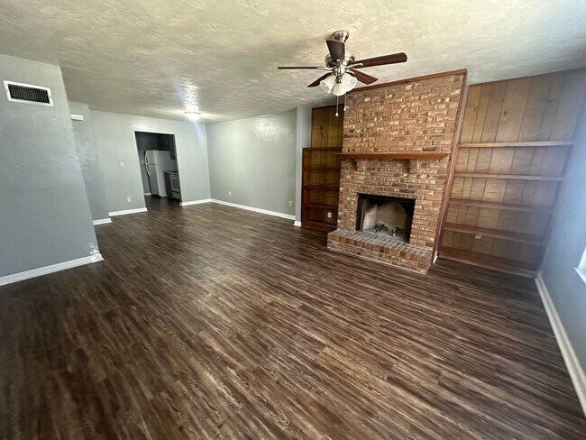 Building Photo - Downstairs unit near TMH w/ NO CARPET!!!