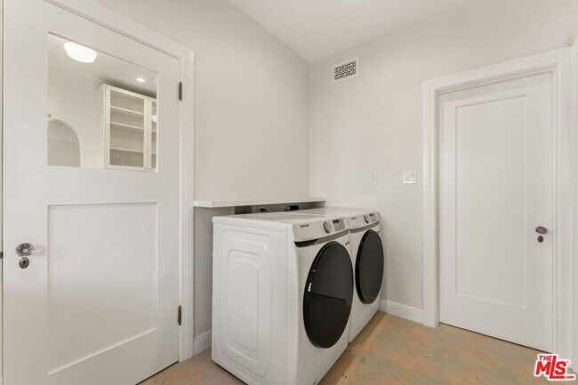 Building Photo - 125 N Orange Dr