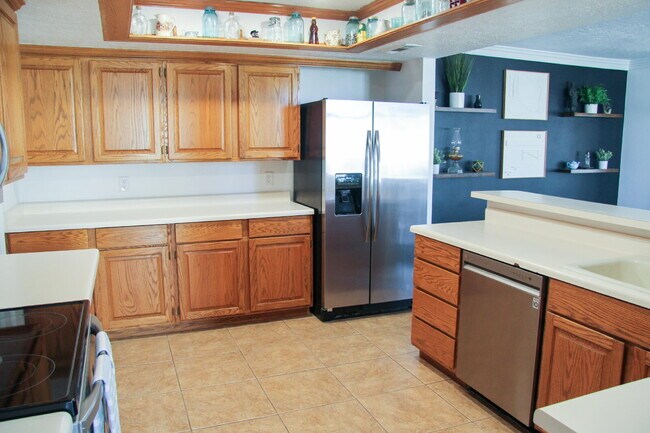 Building Photo - "Spacious 4-Bed, 3-Bath Townhouse Retreat ...