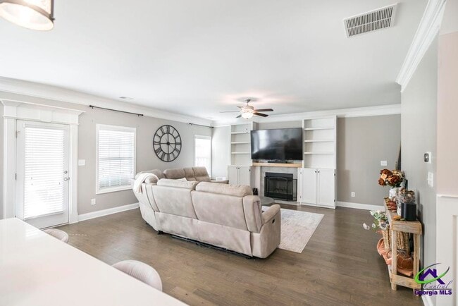 Building Photo - 421 Newport Ave