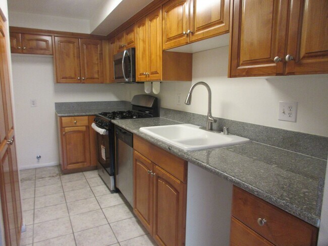 Building Photo - Beautiful Condo in the heart of Studio City