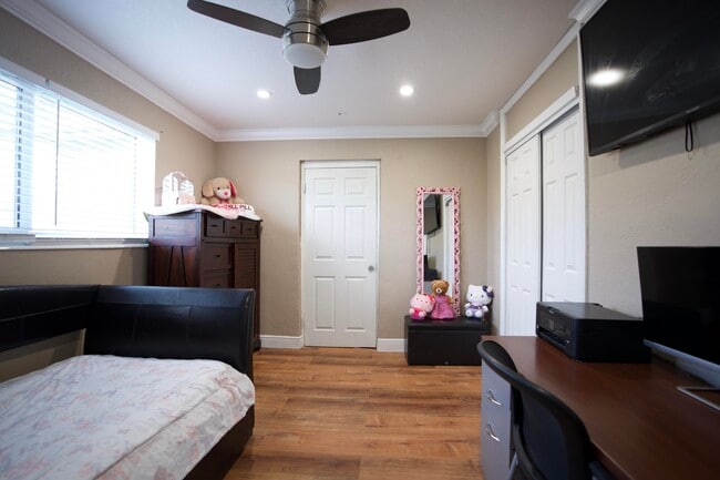 Building Photo - 2836 SW 4th Ct