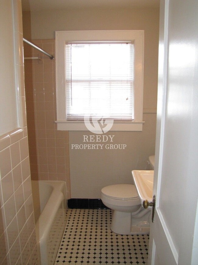 Building Photo - 304 Wilton St